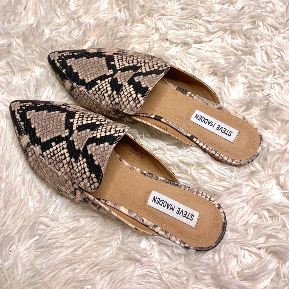 *Brand New* Faux Snakeskin Steve Madden loafers
